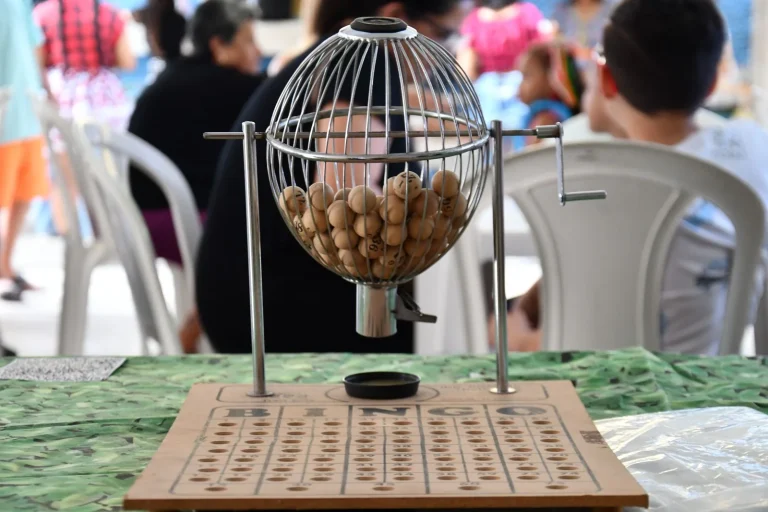 Bingo com bolas numeradas e tabuleiro, simbolizando os números da sorte de hoje